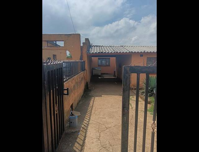 2 BEDROOM HOUSE FOR SALE IN MOFOLO CENTRAL